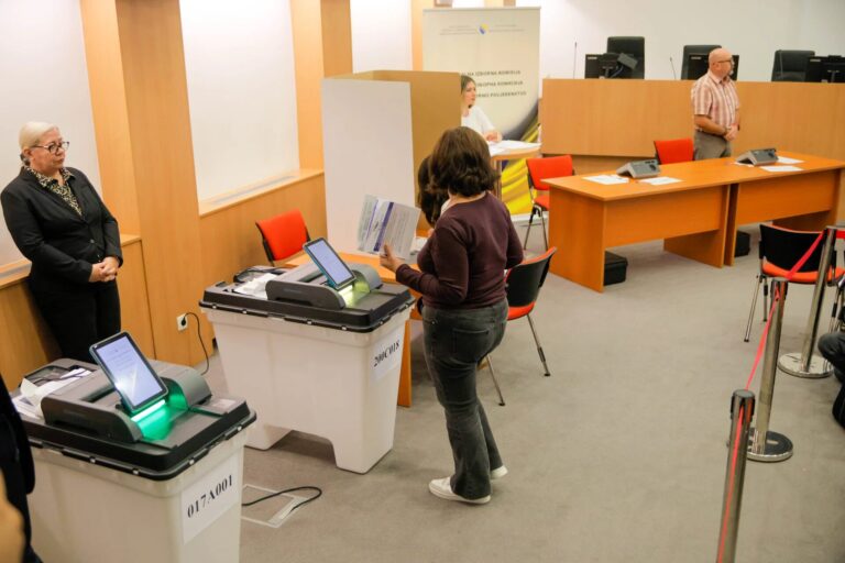 Biračko mjesto u Bijeljini sa izbornim skenerom