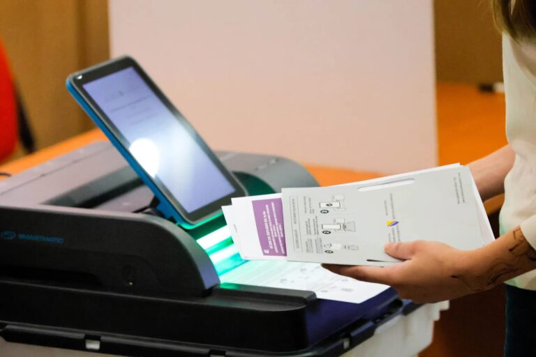 Članovi biračkog odbora podešavaju novu tehnologiju na biračkom mjestu u Banjaluci