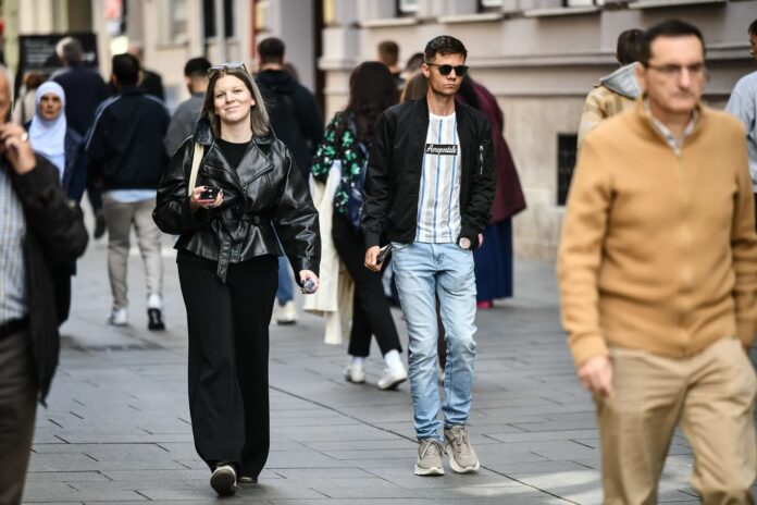 Sunčano vrijeme iznad Sarajeva uz jesensku jutarnju maglu