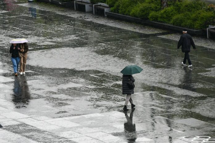 Kiša u Sarajevu tokom oblačnog dana