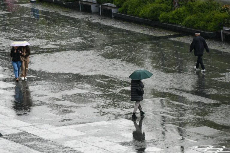 Kiša u Sarajevu tokom oblačnog dana