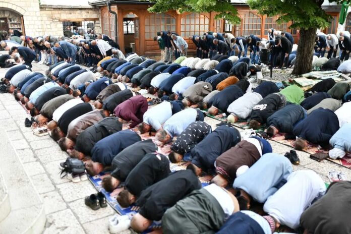 Muslimani klanjaju bajram-namaz u džamiji