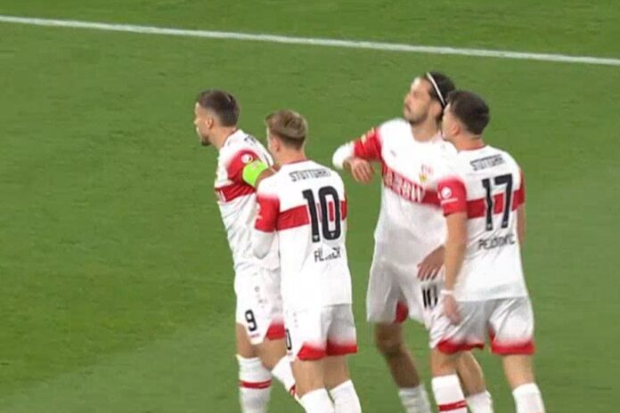 Ermedin Demirović slavi pogodak za Stuttgart protiv Borussije Mönchengladbach