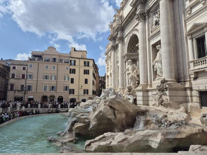 Fontana di Trevi u Rimu okružena turistima