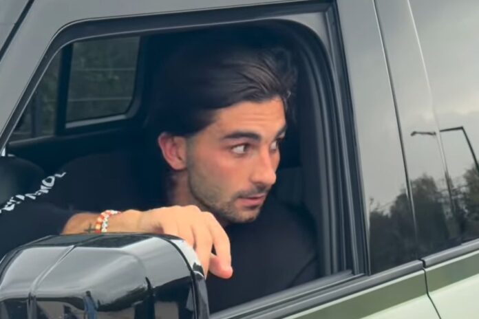 Ferran Torres ispred trening centra PSG-a nakon problema s probušenom gumom
