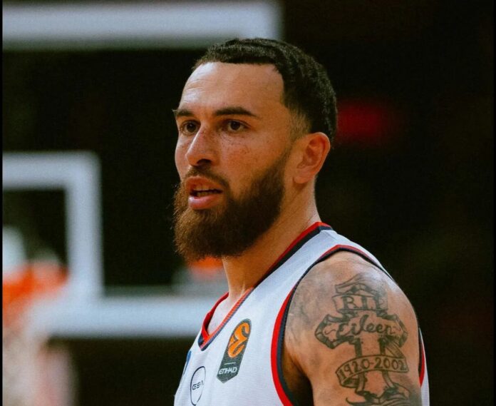 Crvena zvezda u Euroligi savladala Efes, Mike James teško povrijeđen - Facebook Mike James na nosilima napušta parket nakon povrede na utakmici Crvene zvezde i Efesa