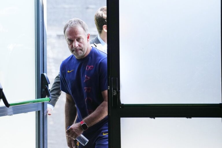 Hansi Flick i igrači Barcelone tokom utakmice protiv Betisa