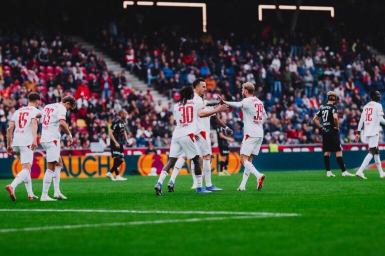 Haris Tabaković slavi pogodak za Red Bull Salzburg protiv Altacha