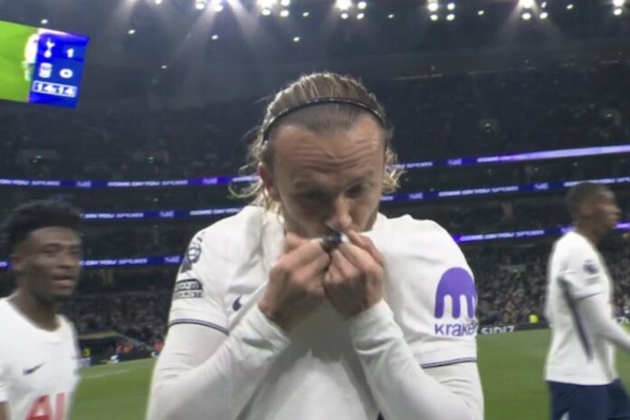 James Maddison slavi pogodak Tottenhama ljubeći grb kluba