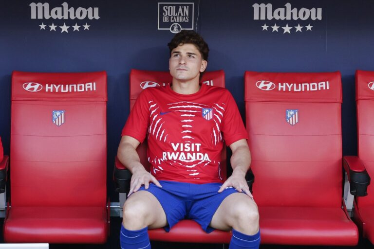 Julian Alvarez u dresu Atletico Madrida tokom fudbalske utakmice