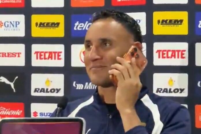 Keylor Navas tokom press konferencije Pumasa javlja se na mobitel