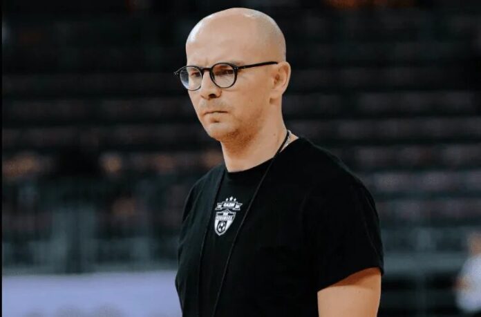 Marin Jukić na klupi MNK Bubamara tokom utakmice Lige prvaka u futsalu