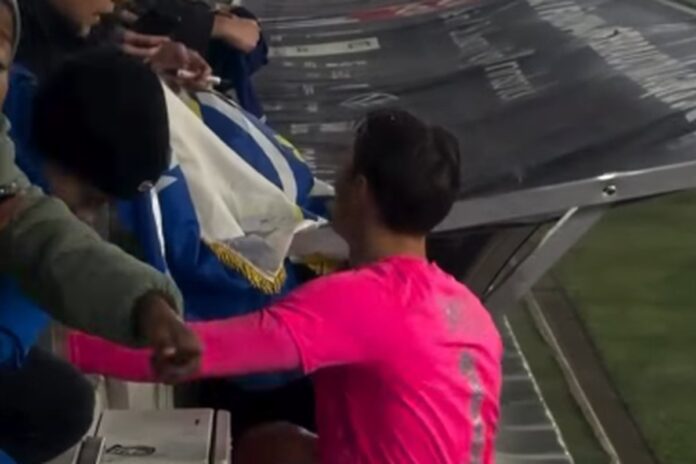 Salko Hamzić pozdravlja bh. navijače sa zastavom s ljiljanima na tribini Tirola