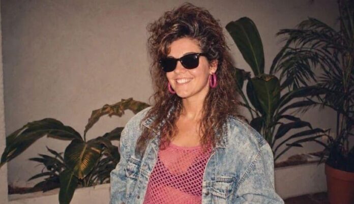Retro AI fotografija osobe u stilu 1980-ih uz upozorenje o privatnosti