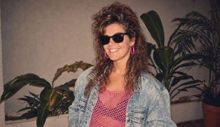 Retro AI fotografija osobe u stilu 1980-ih uz upozorenje o privatnosti