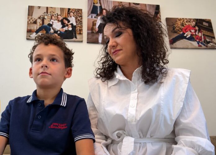 Sedmogodišnji Uroš Preradović s crtežom Edina Džeke Sedmogodišnji Uroš Preradović s crtežom Edina Džeke