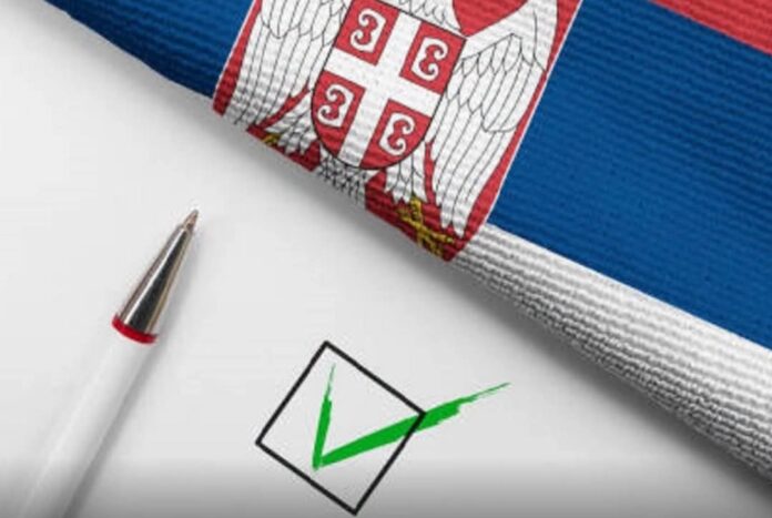 Birači čekaju ispred biračkog mjesta tokom vanrednih parlamentarnih izbora