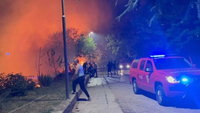 Vatrogasci gase požar u Bakijinoj luci u Mostaru