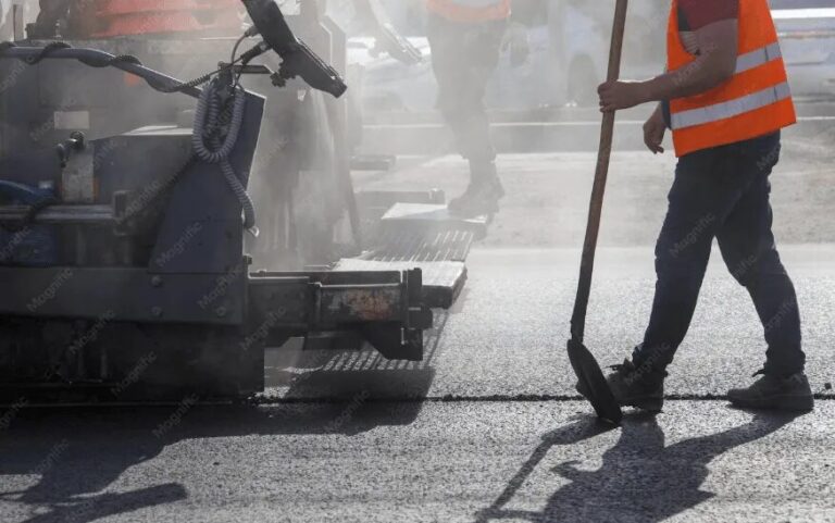 Radnik u Njemačkoj provjerava obračun minimalne plaće