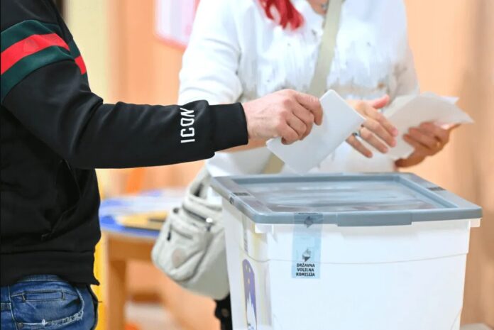 Predsjednički izbori u Bugarskoj počeli bez većih problema - Facebook Biračko mjesto u Bugarskoj tokom predsjedničkih izbora