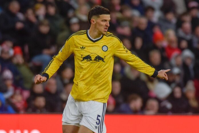 Tarik Muharemović u dresu Leeds Uniteda tokom fudbalske utakmice