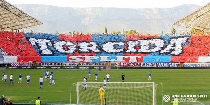 Navijači Hajduka u koloni prema stadionu Poljud uoči utakmice s Ajaxom