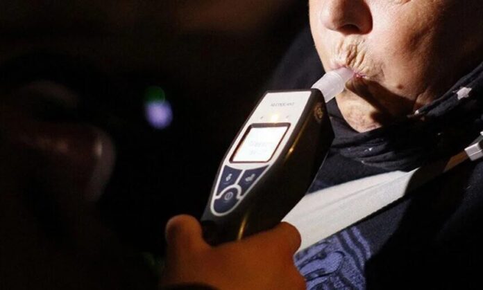 Policijski alkotest tokom kontrole saobraćaja u Sarajevu