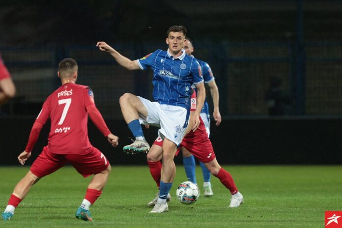 Armin Hodžić trenira na pomoćnom terenu stadiona Grbavica tokom oporavka od povrede koljena