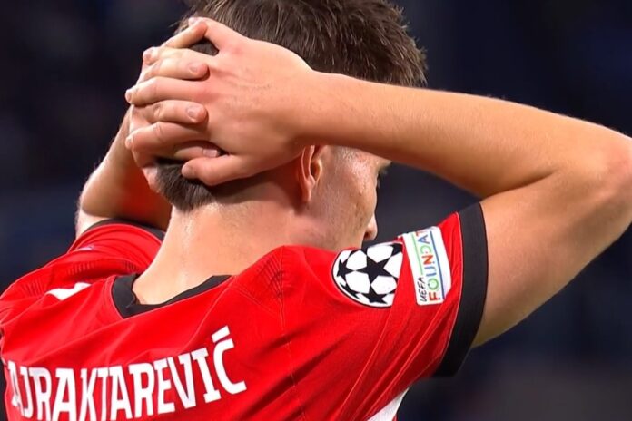 Esmir Bajraktarević tokom utakmice Porta i PSV-a pogodio stativu