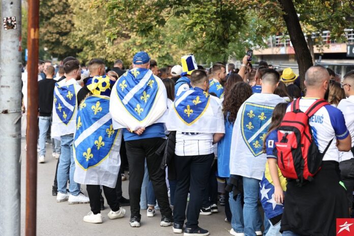 Navijači Bosne i Hercegovine u redovima ispred Bilinog polja u Zenici