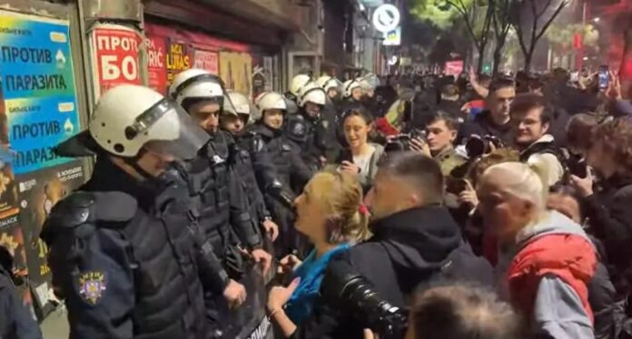 Barikade u Beogradu uklonjene, građani slavili uz policiju - Facebook Građani grle policajce nakon uklanjanja barikada u Beogradu