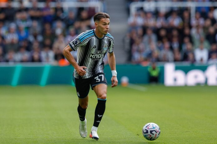 Amar Dedić u dresu Newcastle Uniteda tokom utakmice protiv Coventry Cityja