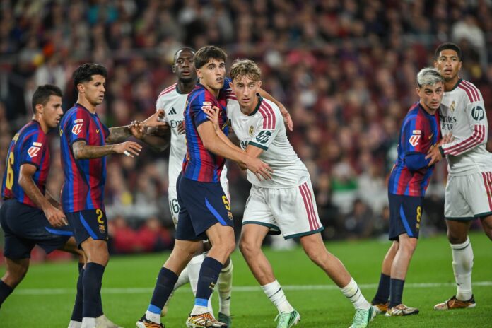 Real Madrid i Barcelona u borbi za loptu tokom El Clasica
