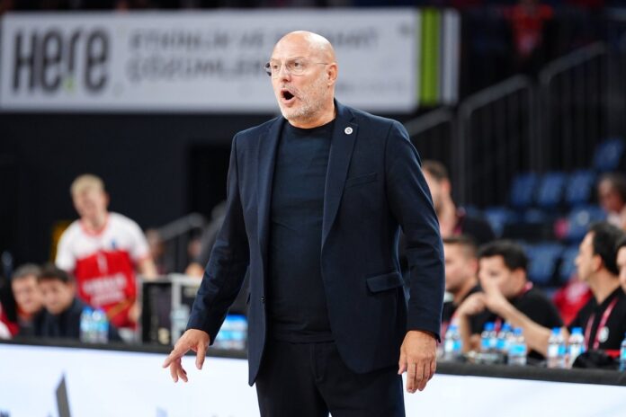 Aleksandar Đorđević na klupi Bahčešehira tokom utakmice