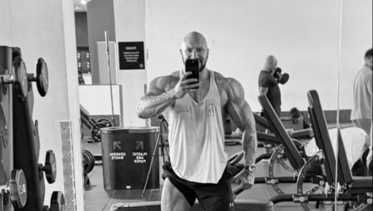 Mateusz Chmura tokom nastupa na bodybuilding takmičenju u Telfordu
