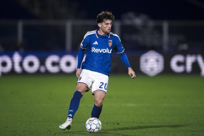 Martin Baturina u dresu Coma tokom predstavljanja transfera Martin Baturina u dresu Coma tokom predstavljanja transfera