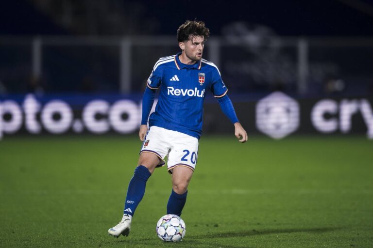 Martin Baturina u dresu Coma tokom predstavljanja transfera