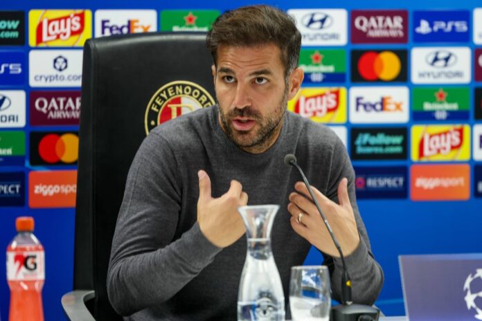Cesc Fabregas na klupi Coma tokom pripreme za utakmicu protiv Manchester Uniteda