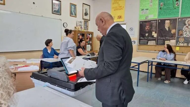 Glasač koristi uređaj za identifikaciju i skeniranje glasačkog listića na biračkom mjestu u Banjoj Luci