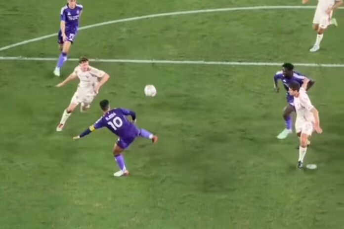 Martin Ojeda postiže gol škorpionom za Orlando protiv D.C. Uniteda