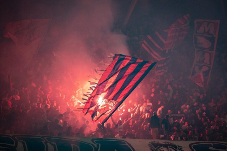 Navijači Hajduka s pirotehničkim sredstvima na Poljudu tokom utakmice protiv Ajaxa
