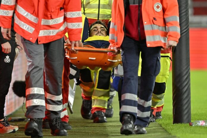 Mateo Biondić napušta teren na nosilima nakon povrede skočnog zgloba Mateo Biondić napušta teren na nosilima nakon povrede skočnog zgloba