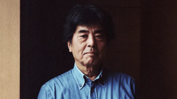 Ryu Murakami na fotografiji uz prikaz njegovih romana i filmskog opusa