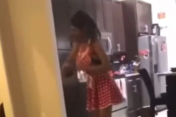 Deshaun Watson i Mia Khalifa tokom šaljivog košarkaškog duela