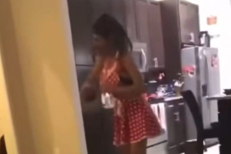 Deshaun Watson i Mia Khalifa tokom šaljivog košarkaškog duela