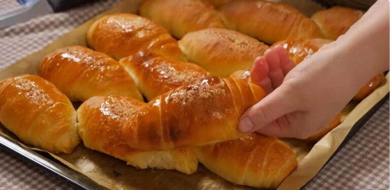 Domaće kiflice punjene sirom i suhim mesom na plehu