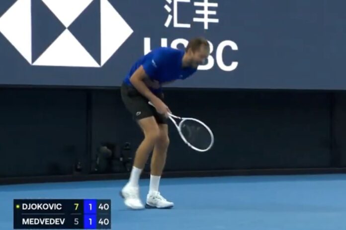 Novak Đoković i Daniil Medvedev tokom polufinala ATP turnira u Pekingu
