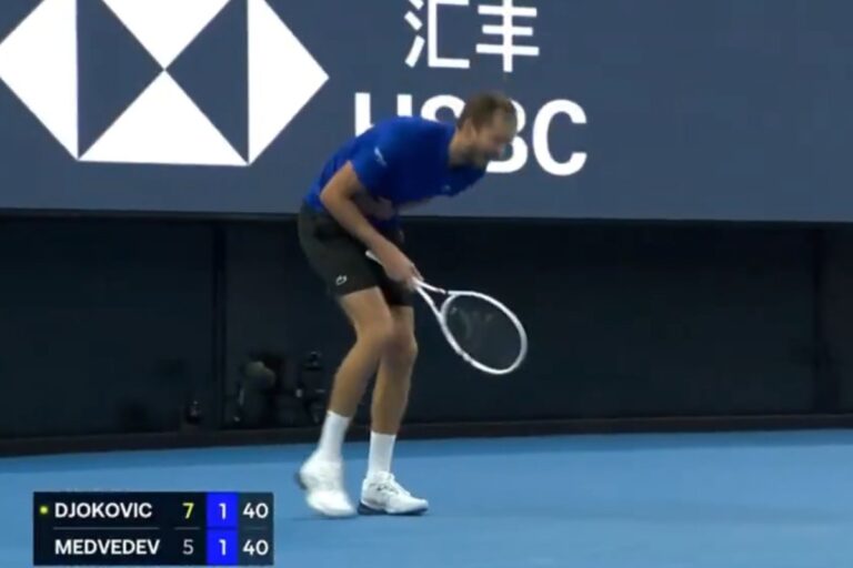 Novak Đoković i Daniil Medvedev tokom polufinala ATP turnira u Pekingu