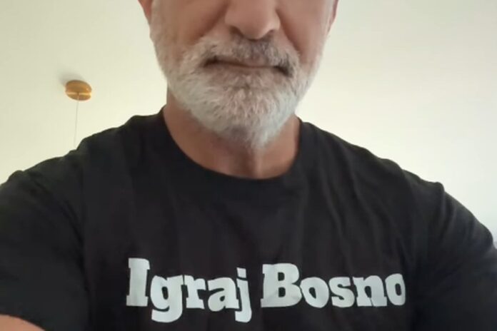 Bassem Youssef pozira u majici s navijačkom porukom o Bosni Bassem Youssef pozira u majici s navijačkom porukom o Bosni