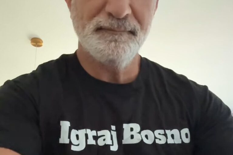 Bassem Youssef pozira u majici s navijačkom porukom o Bosni